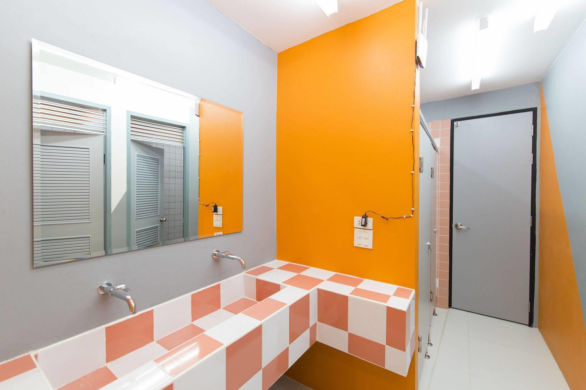 Pixellar Hostel Бангкок Экстерьер фото