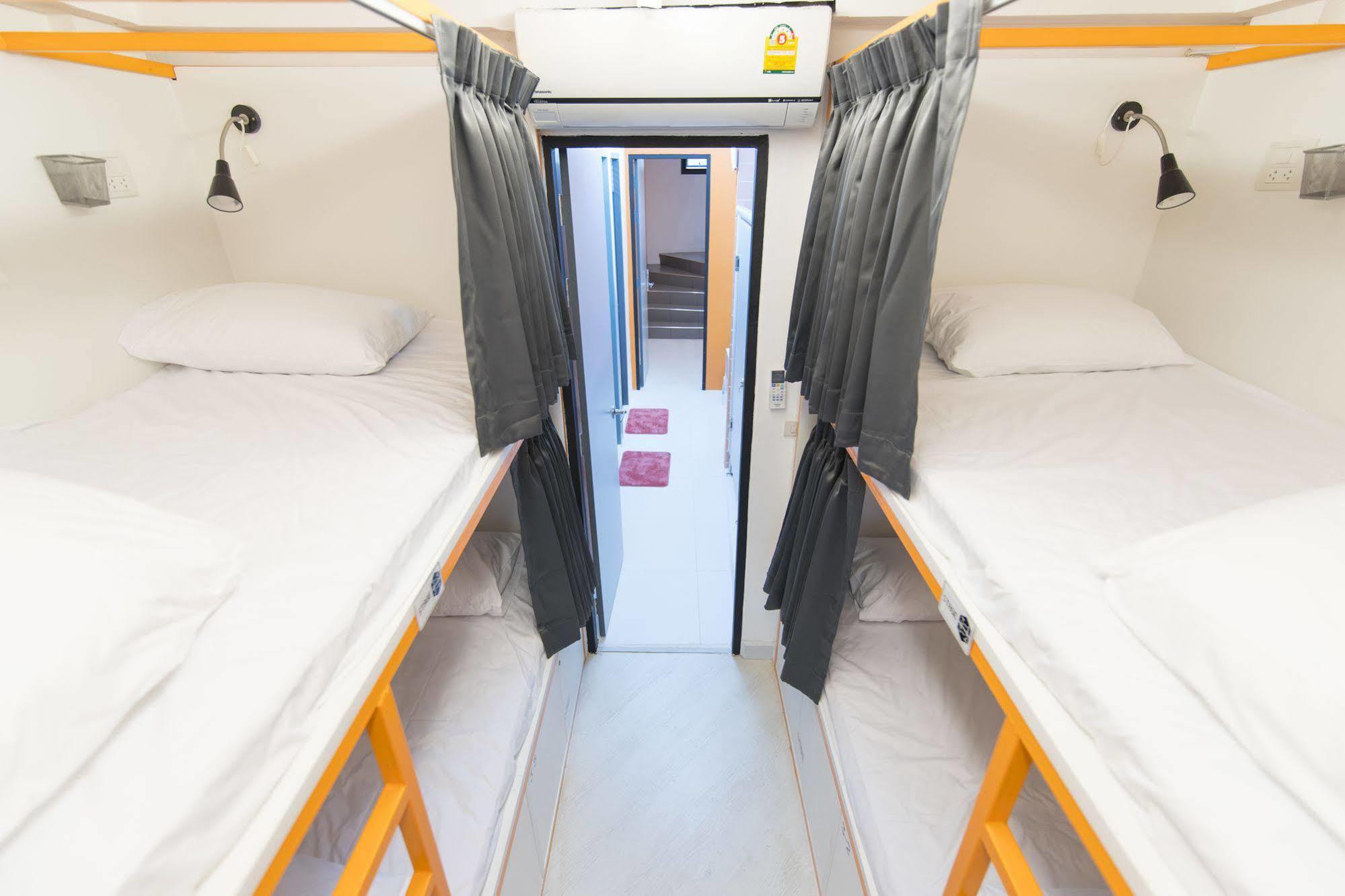 Pixellar Hostel Бангкок Экстерьер фото