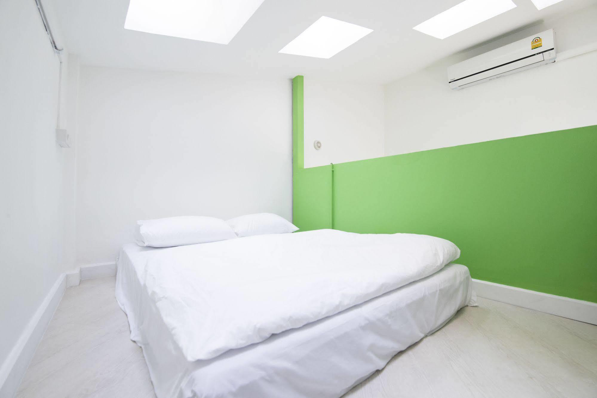 Pixellar Hostel Бангкок Экстерьер фото